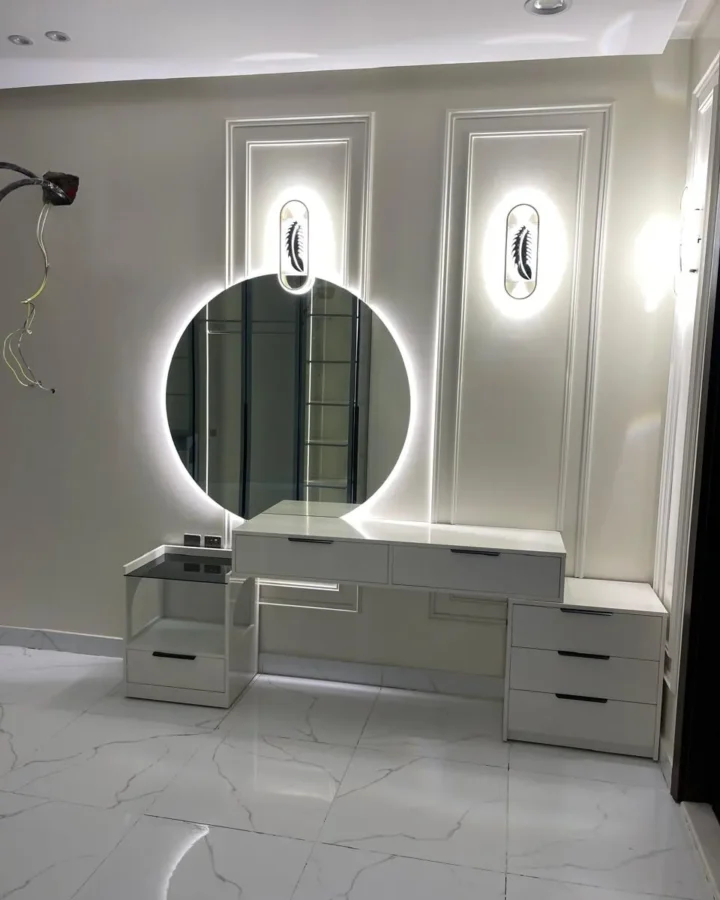 تسريحات بمرايا مضيئة بجدة